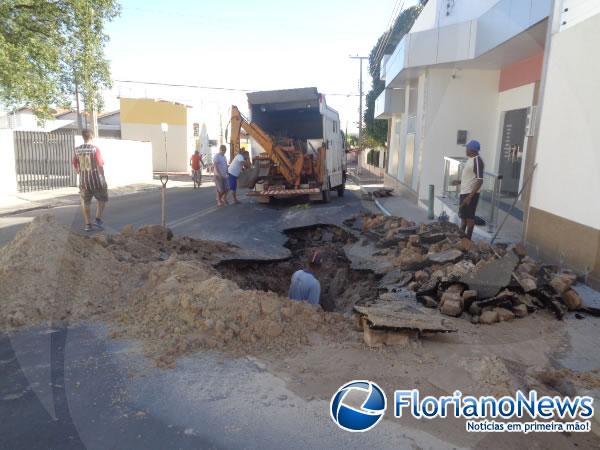 Rompimento de cano provocou falta d'água nos bairros de Floriano.(Imagem:FlorianoNews)