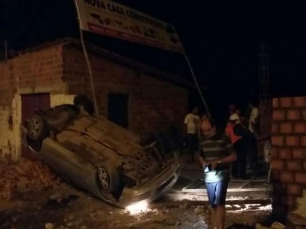 Motorista colidiu em muro e depois fugiu com motociclista.(Imagem:Clarissa Castelo Branco)