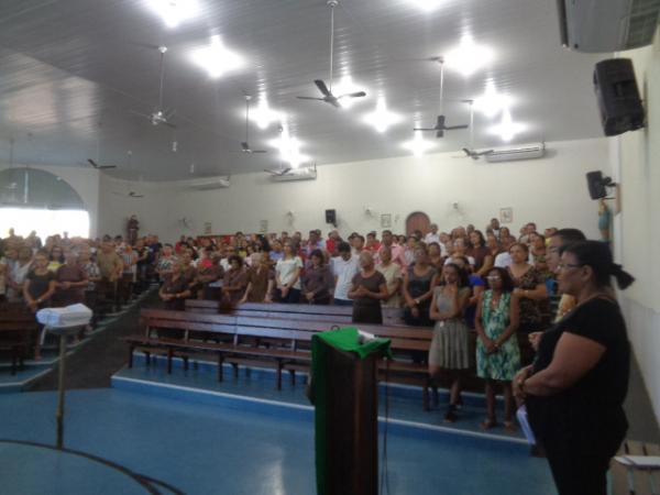 Fieis participam da abertura dos festejos em honra a São Francisco de Assis.(Imagem:FlorianoNews)
