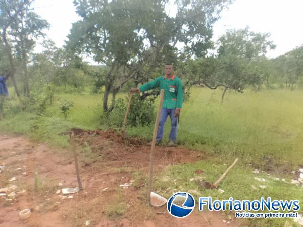 Moradores da localidade Bom Jardim tapam buracos em estrada.(Imagem:FlorianoNews)