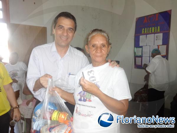 Prefeitura de Floriano distribui cestas básicas para famílias assistidas pelo CRAS.(Imagem:FlorianoNews)