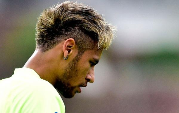 Cabelo de Neymar no detalhe: jogador apareceu com novo visual na Granja.(Imagem:Gaspar Nobrega / Vipcomm)