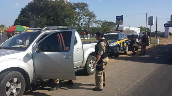 Mecânico é preso pela PRF dirigindo carro com placas adulteradas e portando arma de fogo (Imagem:PRF)