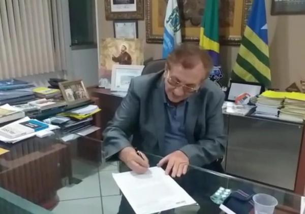 Prefeito Mão Santa assina decreto que entra em vigor a partir desta quinta-feira (26).(Imagem:Divulgação)