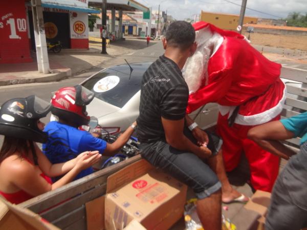 Papai Noel promoveu manhã de alegria com distribuição de bombons em Floriano.(Imagem:FlorianoNews)