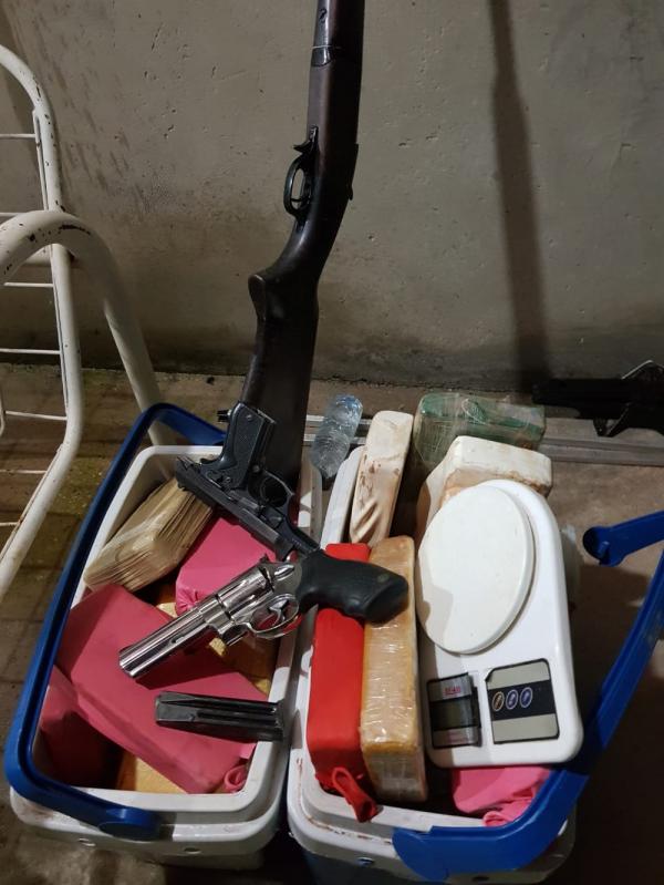 Com os suspeitos foram apreendidas drogas, armas e equipamentos para a comercialização da droga(Imagem:Marcos Teixeira / TV Clube)