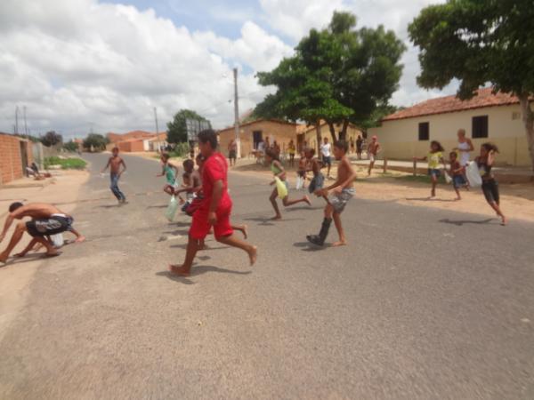 Papai Noel promoveu manhã de alegria com distribuição de bombons em Floriano.(Imagem:FlorianoNews)