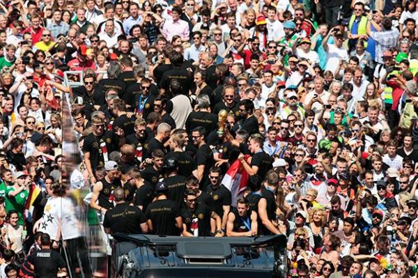 Elenco da seleção alemã faz a festa com milhares de torcedores em Berlim.(Imagem:AP.)