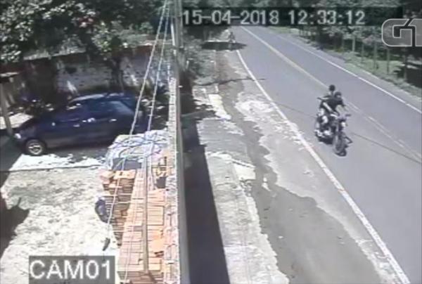 Vídeo mostra suspeitos emparelharem moto e esfaquearem homem em Teresina(Imagem:Divulgação/DHPP)