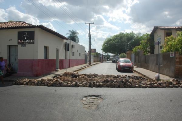 SEINFRA continua o trabalho de recuperação das valas.(Imagem:Waldemir Miranda)