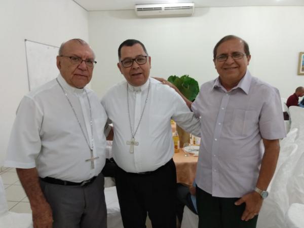 D. Edivalter Andrade (no centro) comemora 30 anos de Vida Sacerdotal.(Imagem:FlorianoNews)