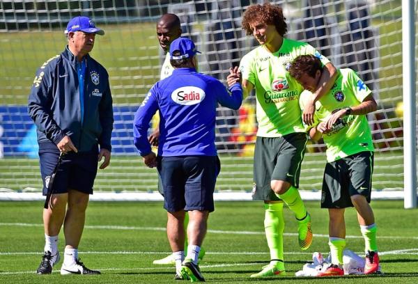 David Luiz e Bernarda cumprimentam a comissão técnica brasileira.(Imagem:Gaspar Nóbrega/VIPCOMM)