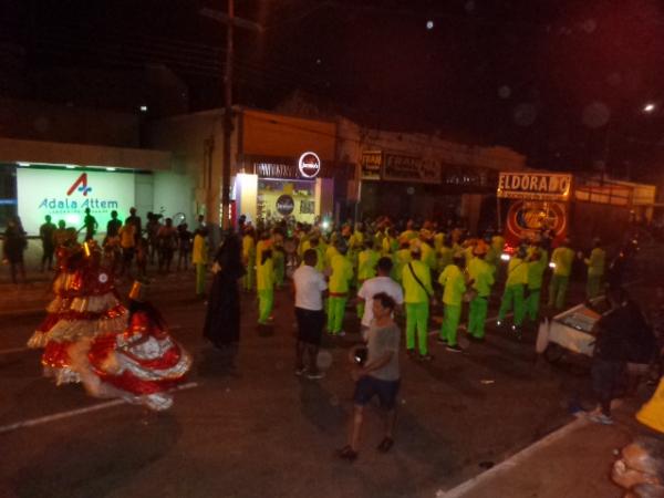 No último dia de Carnaval, escolas de samba se apresentam em Floriano.(Imagem:FlorianoNews)