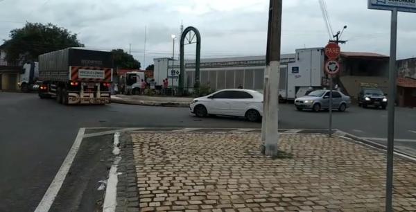 Trio elétrico fica preso em fiação no balão da TV Alvorada em Floriano(Imagem:Reprodução/Piauí Notícias)