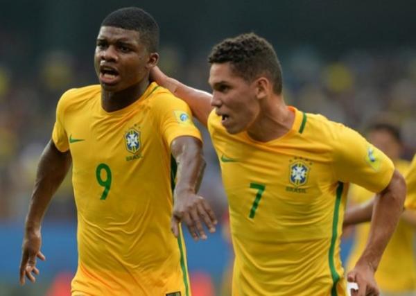 Lincoln e Paulinho, Brasil x Espanha no Mundial Sub-17.(Imagem:Manjunath KIRAN/AFP)
