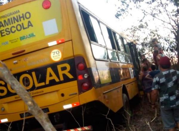 Ônibus escolar com crianças sofre acidente e deixa 22 feridos na BR-343.(Imagem:Divulgação/PRF)