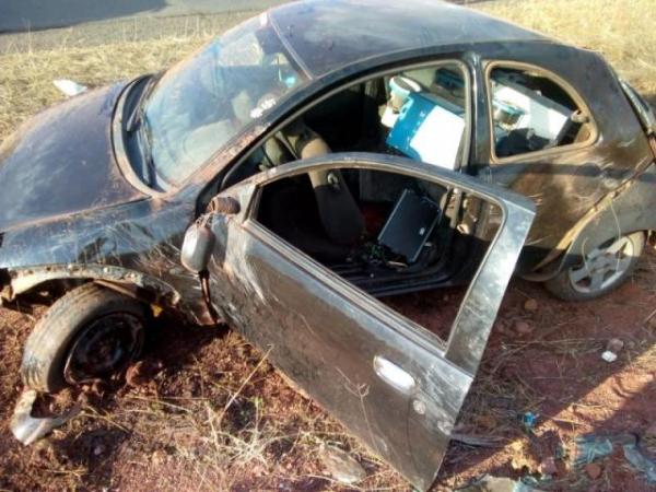 Carro capota e deixa duas pessoas feridas em José de Freitas.(Imagem:Divulgação)