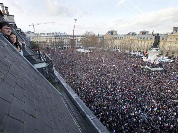 Milhares de pessoas se reuniram na Praça da República, de onde marcharam pelas ruas de Paris.(Imagem:AP Photo/Peter Dejong)