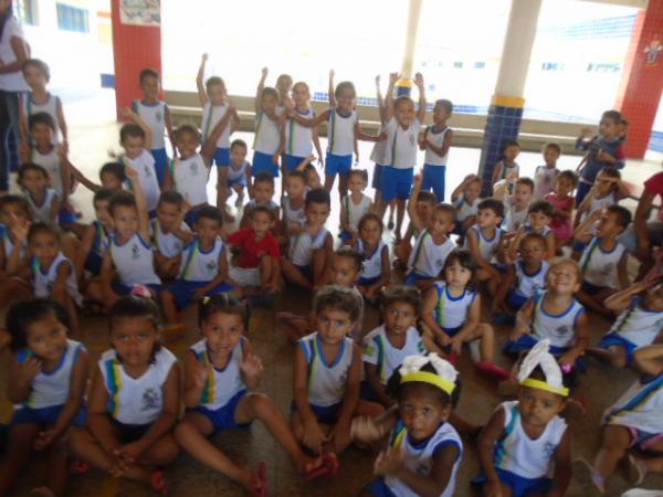 Cacau Show distribui ovos de páscoa para crianças da Creche Municipal.(Imagem:FlorianoNews)