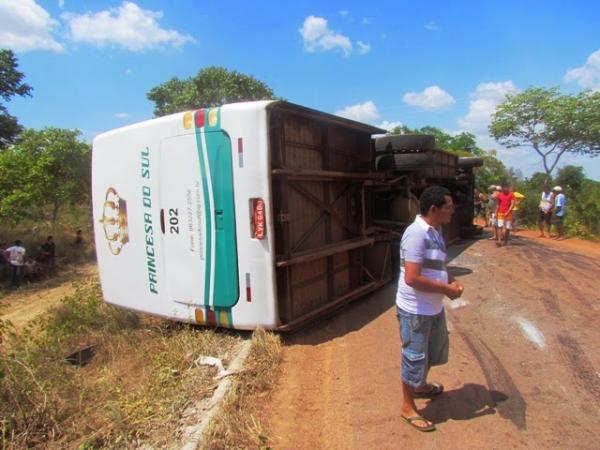 Ônibus tomba na PI 110 deixando vários feridos.(Imagem:Agrandebarras)