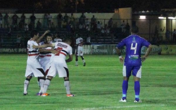 Anderson Kamar comemora gol com jogadores do River-PI.(Imagem:Náyra Macêdo/GLOBOESPORTE.COM)