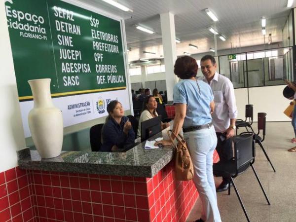 Prefeito Gilberto Júnior visita Espaço Cidadania de Floriano.(Imagem:Waldemir Miranda)