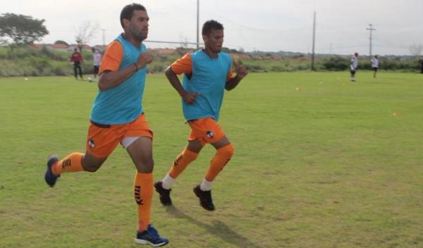 Treino River-PI antes de amistoso com Piauí.(Imagem:Emanuele Madeira/GloboEsporte.com)