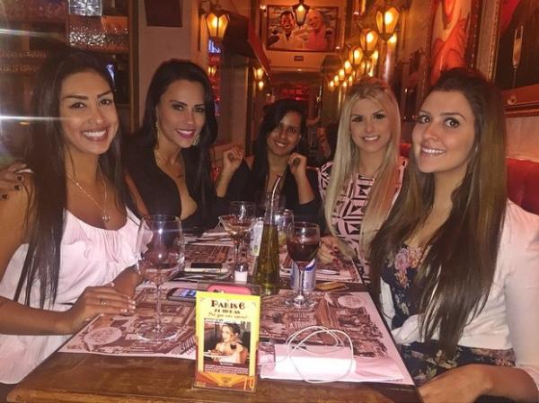 Ex-BBBs Amanda, Kelly, Julia e Tamires em restaurante em São Paulo.(Imagem:Instagram/Reprodução)