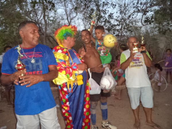 Palhaço Carrapeta distribui presentes e alegria na zona rural de Floriano.(Imagem:FlorianoNews)
