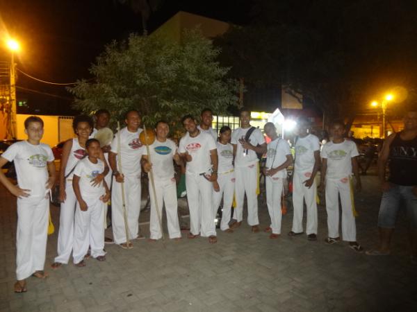 Grupo ?Abadá Capoeira? se apresentou neste domingo no centro de Floriano.(Imagem:FlorianoNews)