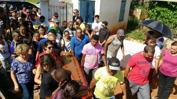 Corpo do ex-jogador Leonardo é sepultado no Piauí.(Imagem:Riachãonet)