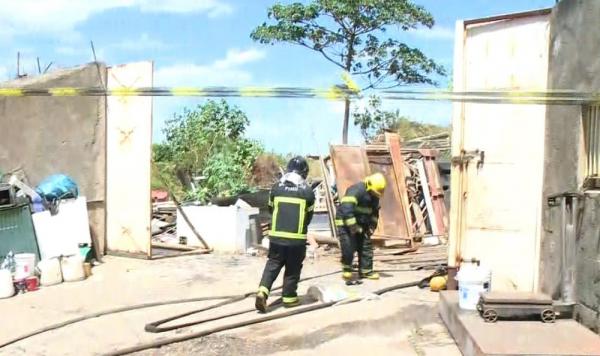 Fogo atingiu galpão de sucata na Zona Sul de Teresina. (Imagem:Reprodução/TV Clube)