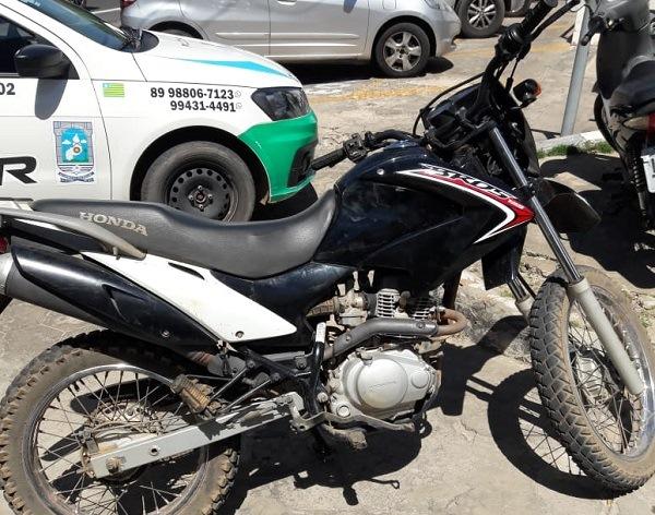 Motocicleta roubada é recuperada em estado de abandono em Floriano.(Imagem:Divulgação/PM)