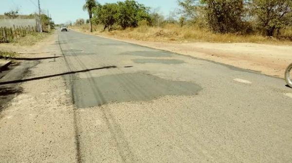 Avenida que dá acesso ao bairro Nossa Senhora da Guia recebe operação tapa-buracos.(Imagem:FlorianoNews)