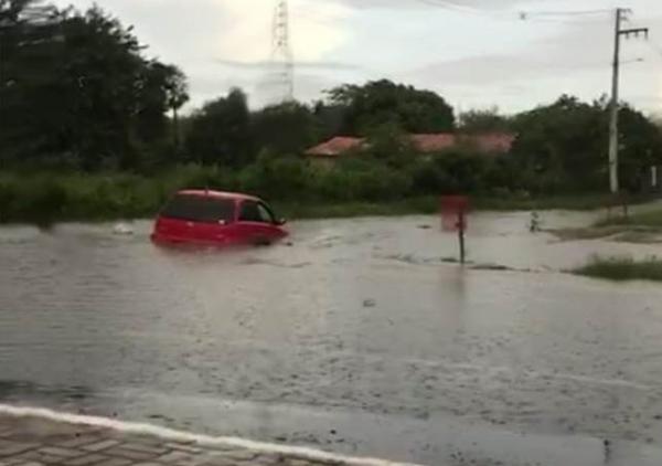 Chuva intensa causa alagamentos em vários pontos de Floriano. (Imagem:Reprodução/Whats App)