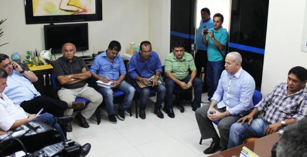 Presidentes em reunião para definição do Piauiense: regulamento não foi unanimidade.(Imagem:Josiel Martins)