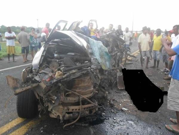 Colisão entre ônibus e Hilux deixa sete mortos(Imagem:Divulgação)