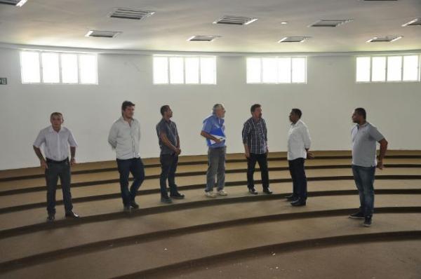 Joel Rodrigues visita o complexo comercial do Mercado do Cruzeiro.(Imagem:SECOM)