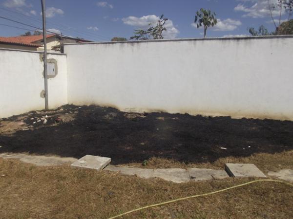 Terreno pega fogo ameaçando creche em Floriano.(Imagem:FlorianoNews)