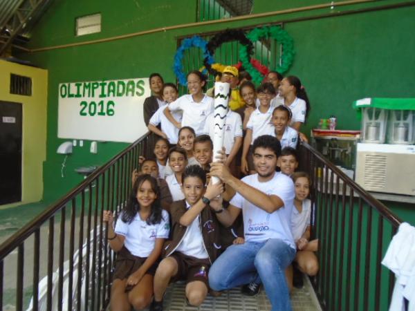 Alunos da Escola Pequeno Príncipe recebem visita da tocha olímpica.(Imagem:FlorianoNews)