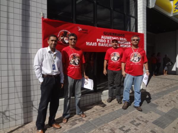 Sindicato dos Bancários realizou manifestação em frente ao BB Floriano.(Imagem:FlorianoNews)