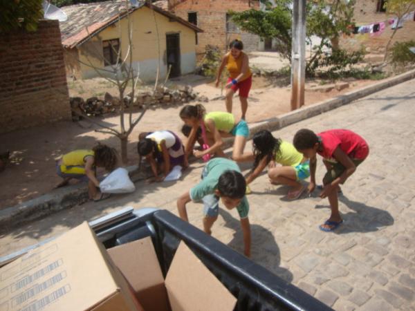 Distribuição de Bombons(Imagem:redação)