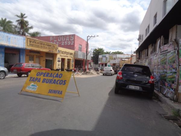 Cratera provocada por vazamento é tapada em Floriano.(Imagem:FlorianoNews)