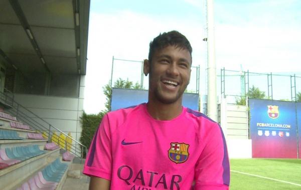 Neymar encara a tarefa com bom humor.(Imagem:Cassio Barco)