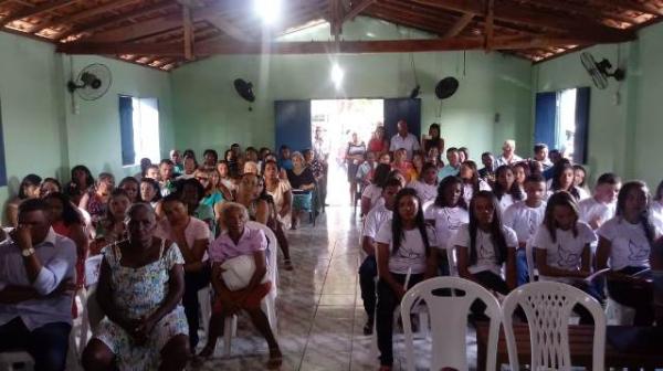 Jovens e adultos recebem sacramento do Crisma na localidade Exu.(Imagem:FlorianoNews)