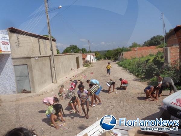 Papai Noel percorre ruas de Floriano distribuindo bombons.(Imagem:FlorianoNews)