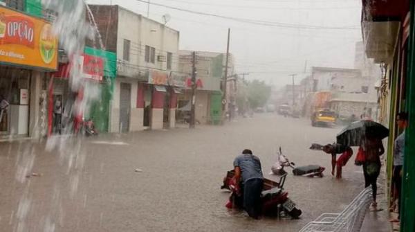 Forte chuva volta a alagar ruas do Centro de São Raimundo Nonato.(Imagem:Reprodução)