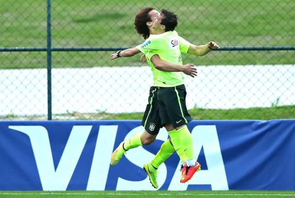 David Luiz e Bernard pulam para comemorar a parceria no treino desta sexta-feira.(Imagem: Heuler Andrey / Mowa Press)