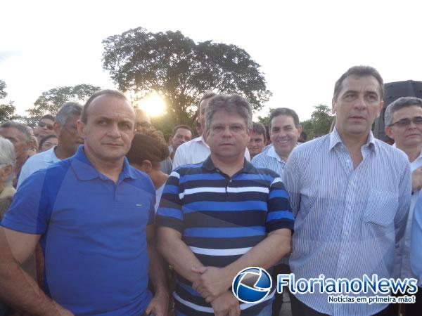 Gustavo Neiva participa da inauguração da ponte no bairro Taboca.(Imagem:FlorianoNews)