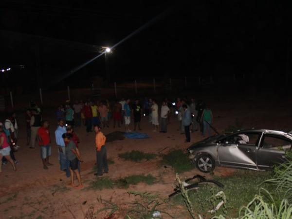 Motoristas do carro de passeio morreu no local.(Imagem:Ellyo Teixeira/G1)